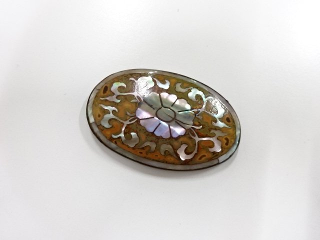 JAPANESE KIMONO / ANTIQUE LACQUERED RADEN OBIDOME (SASH CLIP)
